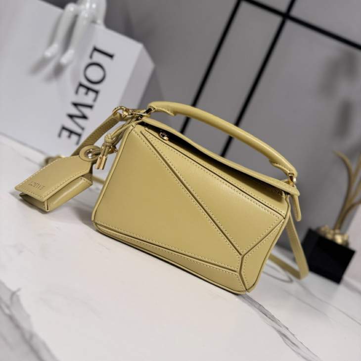 Picture of Loewe Handbags _SKUfw242848893fw